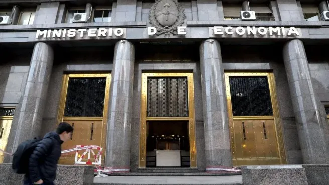 En 2025 vencerán USD 24.000 millones de deuda y hay inquietud en el mercado por cómo se pagarán sin levantar el cepo