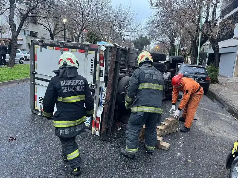 Accidente múltiple en Saavedra: un camión chocó contra un colectivo, volcó e impactó contra varios vehículos estacionados