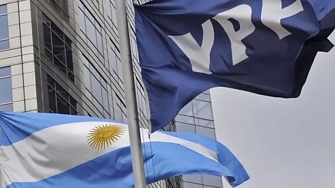 Expropiación de YPF: el fondo buitre que ganó el juicio buscaría embargar activos de Aerolíneas, Banco Central y Banco Nación