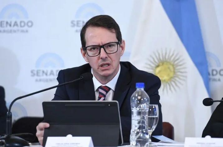 El secretario de Hacienda dijo que el dólar se moverá más lento que el 2% mensual y sugirió que el cepo se levantaría en 2025