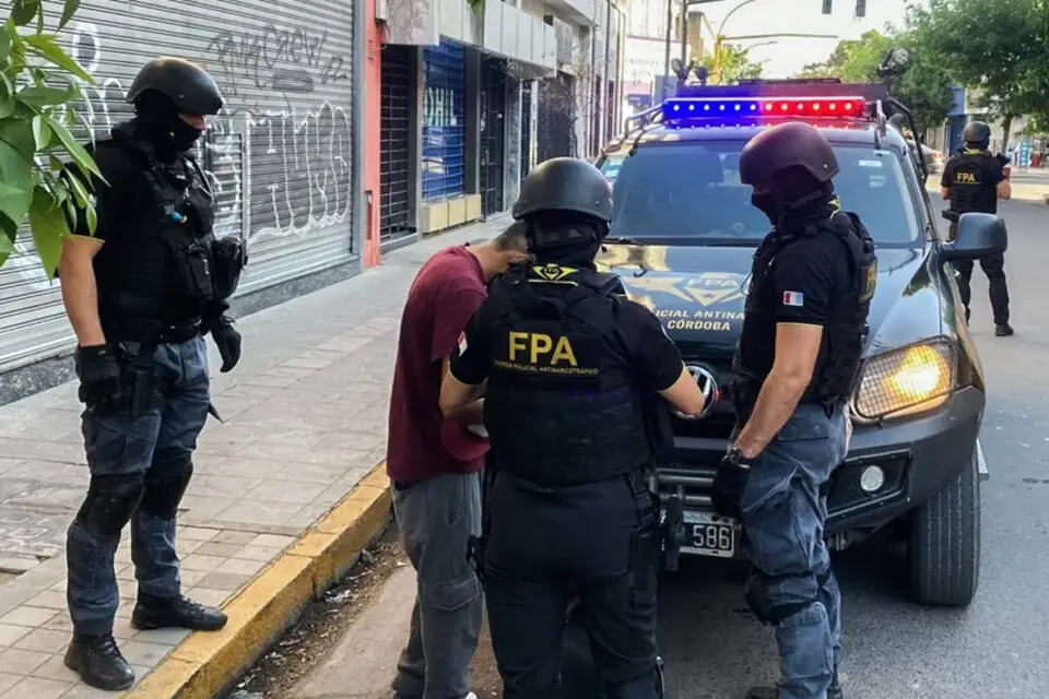 Córdoba: seis policías tras las rejas por quedarse con droga que incautaban