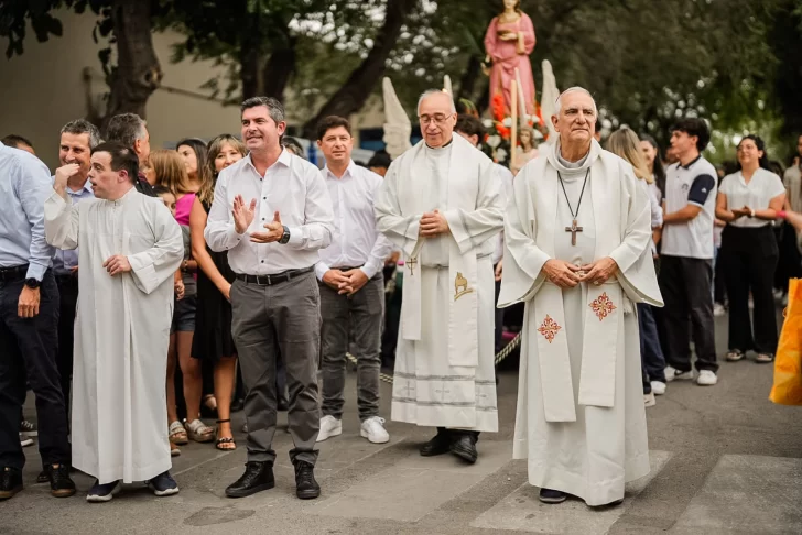 Orrego participó de la procesión en honor a Santa Lucía
