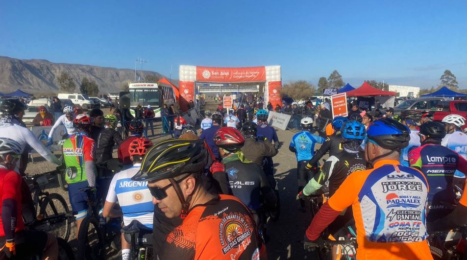Más de 300 bikers participaron de la carrera Cacique Angaco