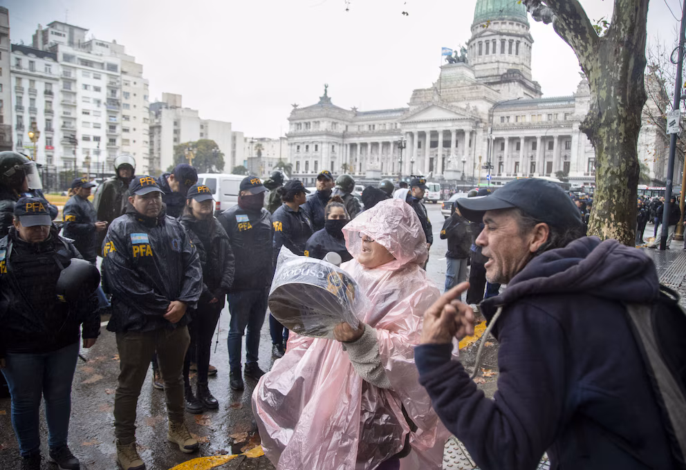 Jubilados y organizaciones sociales volvieron a marchar alrededor del Congreso, en medio de un fuerte operativo de seguridad