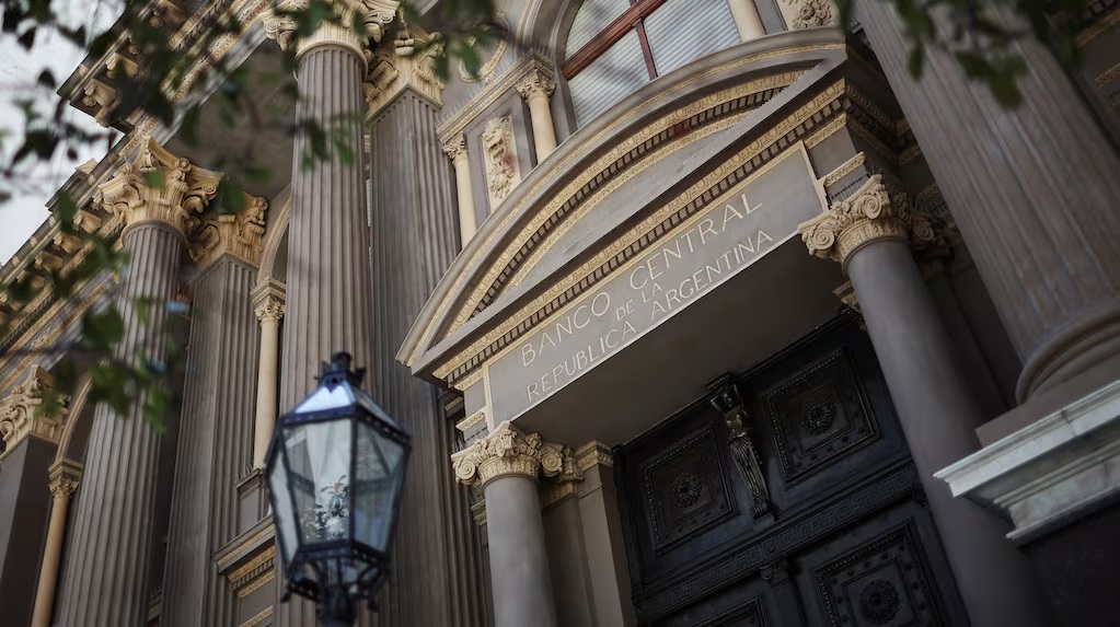 En menos de un mes, el Banco Central revirtió pérdidas por más de un billón de pesos en el mercado de futuros