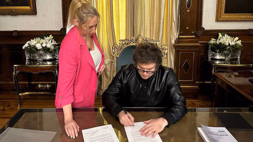 Javier Milei firmó el veto a la ley de financiamiento universitario y lo envió al Congreso