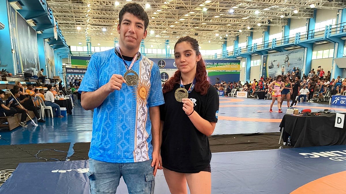 Medalla de bronce para Anabella y Mateo en el Sudamericano de lucha
