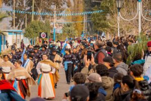 Identidad y tradición: Pocito tiñó de celeste y blanco las calles de Carpintería