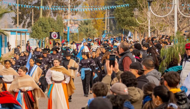 Identidad y tradición: Pocito tiñó de celeste y blanco las calles de Carpintería