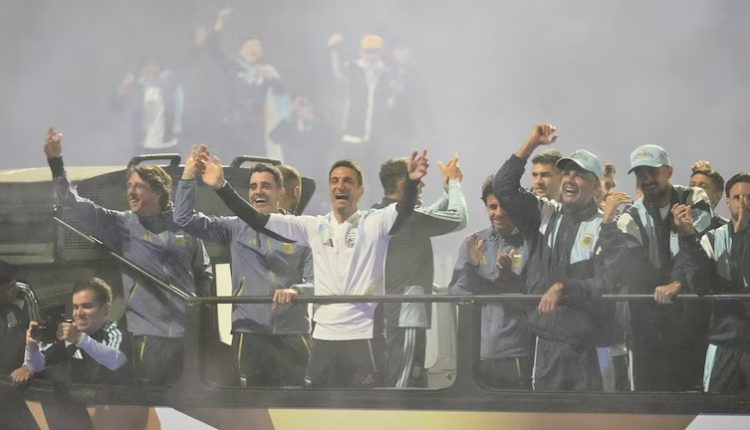 “¡Gracias, Selección!”: miles de hinchas coparon lascalles para mimar al equipo tras la final del Mundial