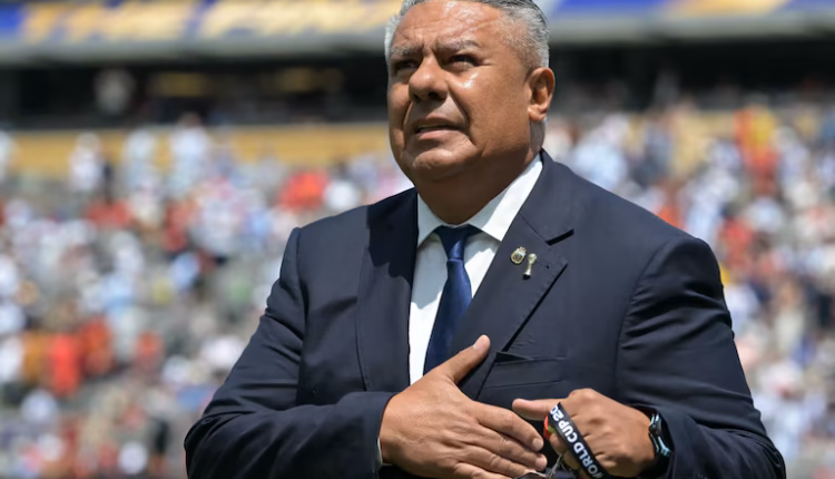 Sin la Copa y sin Messi en el avión, vuelve Tapia y deberá enfrentar tres frentes de tormenta tras la pausa del Mundial