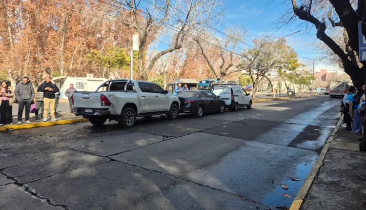 Cuádruple choque en Capital: una mujer quedó atrapada tras un fuerte impacto