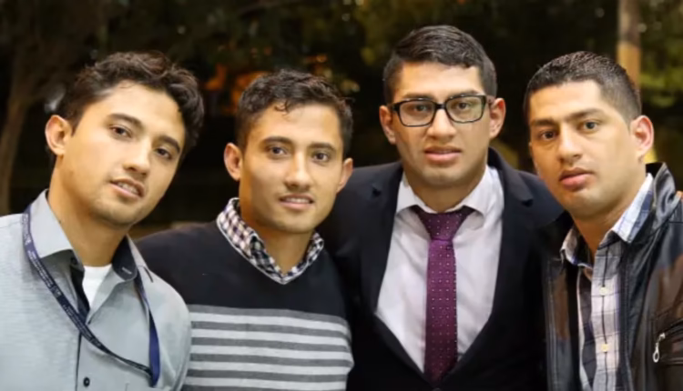 Pasaron 25 años creyendo que eran gemelos, hasta que una coincidencia reveló que habían crecido con el hermano equivocado