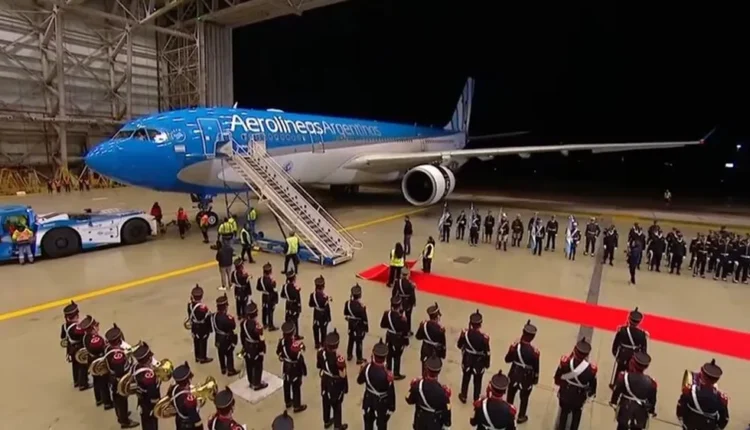 Al ritmo de “Muchachos” y con alfombra roja, la Selección argentina llegó al país tras el subcampeonato en el Mundial 2026