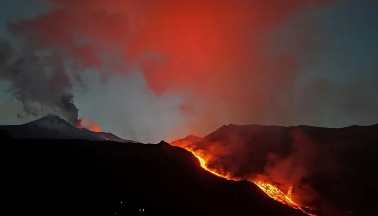 El Etna entra en erupción: hay 700 vuelos cancelados y miles de turistas varados en Sicilia
