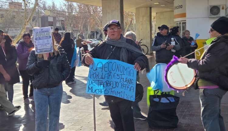 Feriantes reclamaron por el cierre de la Plaza Laprida y rechazaron ser trasladados