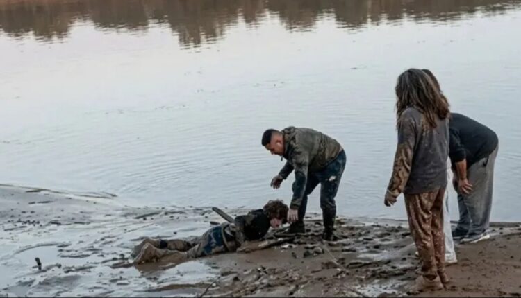 Un gendarme rescató a un niño y su padre del barro en el río Bermejo
