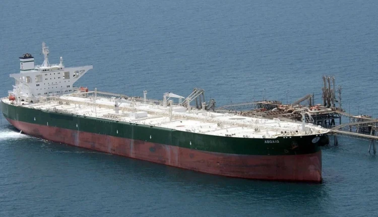 Atacaron y dejaron fuera de servicio a un petrolero en Ormuz: Trump lanzó una advertencia a Irán
