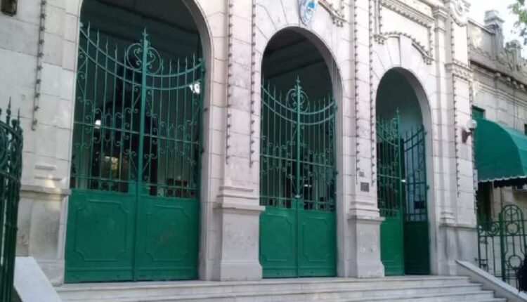 Padres amenazan con tomar la Escuela Normal Sarmiento por la falta de personal de limpieza