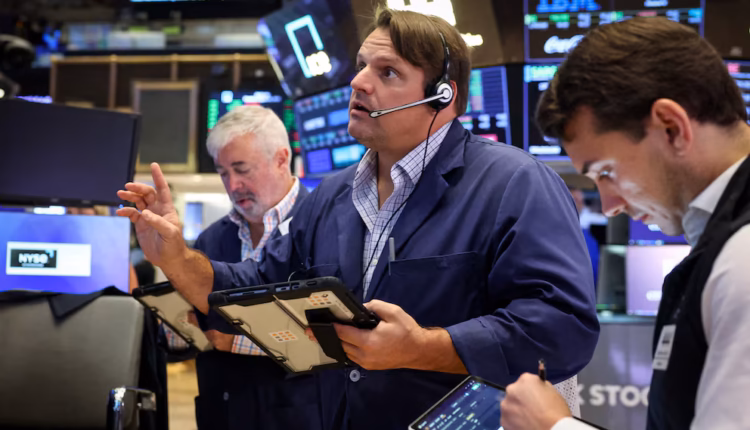 Mercados: bajan las acciones argentinas y sube el riesgo país mientras Wall Street no tiene una tendencia clara
