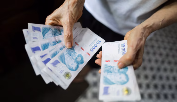El salario privado formal perdió contra la inflación en junio y se ubica por debajo de noviembre de 2023