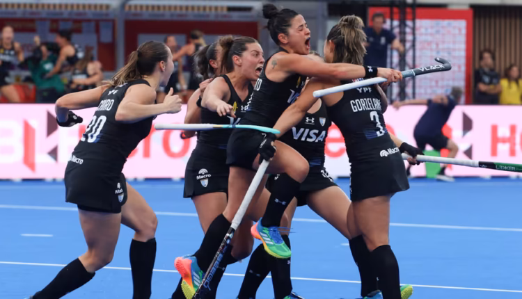 Las Leonas le ganaron a Escocia por 2 a 0 y clasificaron a la siguiente ronda