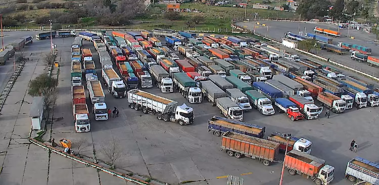 Preocupación en el puerto de Bahía Blanca: hay más de 400 camiones varados por un conflicto gremial