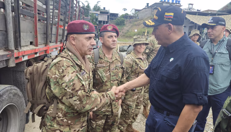 El presidente de Colombia visitó a las tropas argentinas que ayudan en las tareas humanitarias tras el terremoto