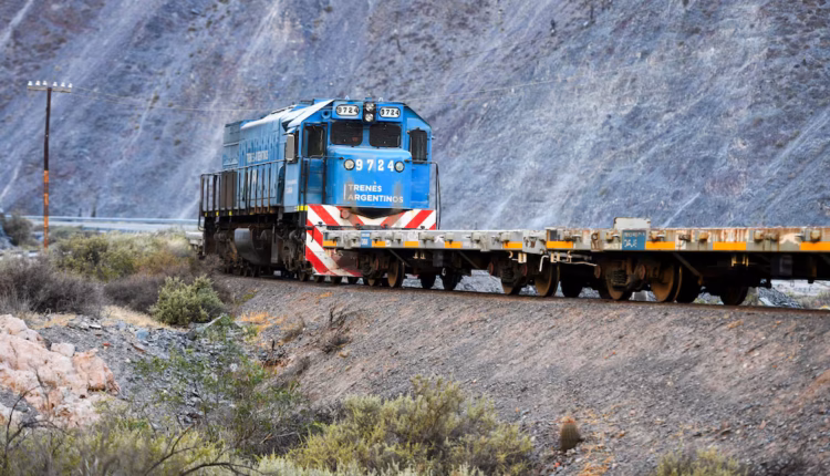 Mientras avanza en la privatización del Belgrano Cargas, el Gobierno habilitó el RIGI para obras ferroviarias y tecnología