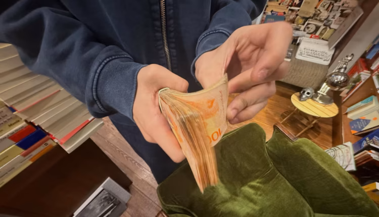 Uno de cada tres jóvenes que tiene deudas le debe a prestamistas o financieras informales