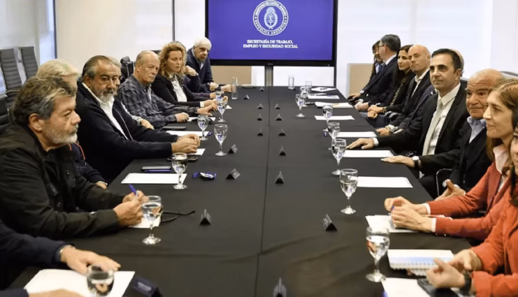 Otra pelea con el Gobierno: la CGT reclamó una reunión presencial para discutir el aumento del salario mínimo