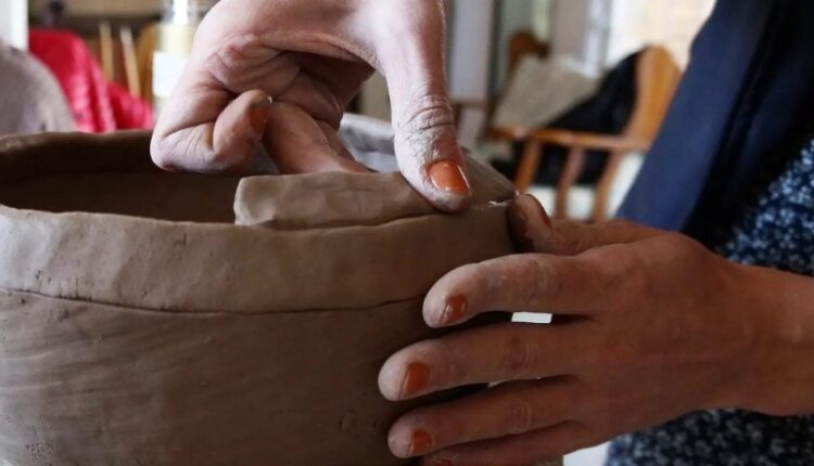 Barro, arte y tradición: el Mercado Artesanal propone una obra colectiva para celebrar a la Madre Tierra