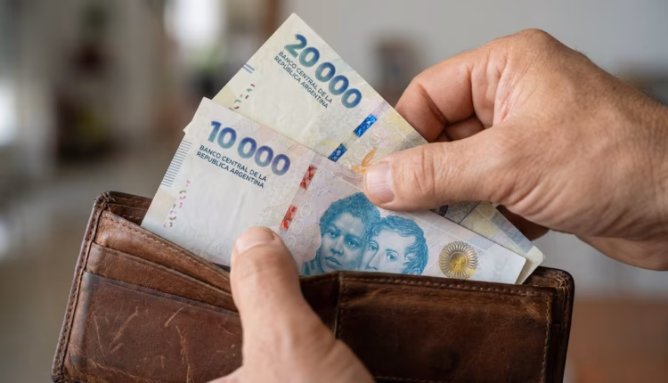 Presión al bolsillo: el ingreso disponible volvió a caer en junio y quedó 17% por debajo de 2023