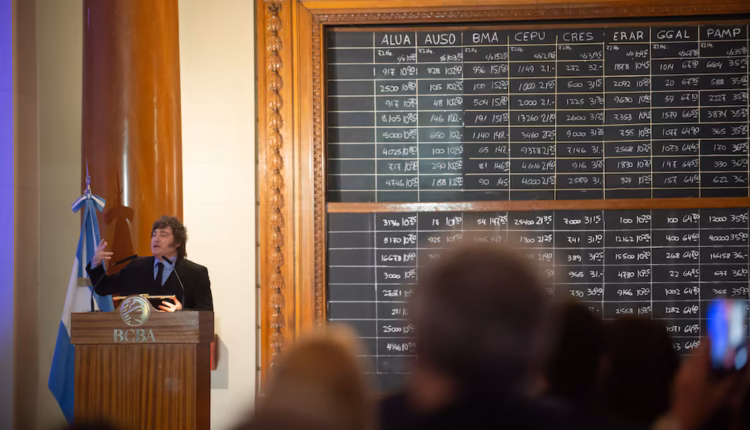 Milei prepara dos discursos clave para explicar la marcha de la economía y admite la necesidad de una recuperación