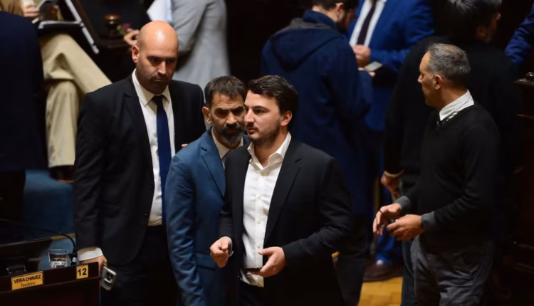 La Libertad Avanza ordenó la conducción en la Legislatura bonaerense tras un acuerdo entre Karina Milei y Santiago Caputo