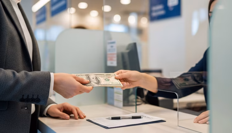 Los depósitos en dólares crecieron 10 veces más que en pesos: qué puede pasar con el crédito, según un informe privado
