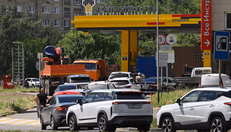 La ofensiva ucraniana agrava la escasez de combustible en Rusia: las reservas alcanzan solo a un tercio de las gasolineras