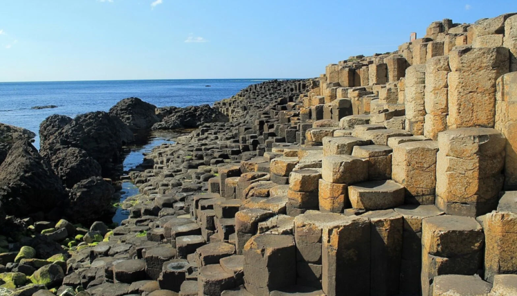 Turismo y daño ambiental: miles de turistas arrojaron monedas de la suerte en rocas milenarias y provocaron un grave problema