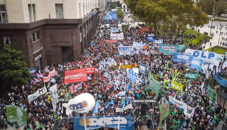 Nueva protesta de movimientos sociales y sindicales contra el Gobierno: marcharán por el endeudamiento familiar