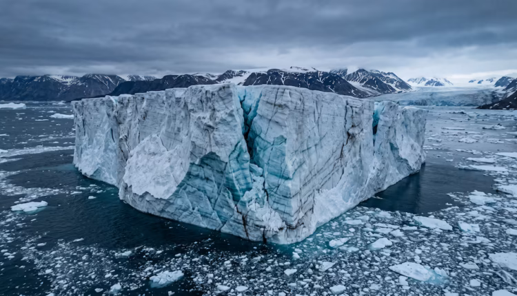 Un bloque de hielo del tamaño de Manhattan se desprendió de un glaciar en Groenlandia y amenaza con elevar el nivel del mar