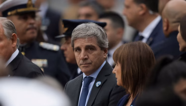 Los desafíos de Caputo: el dato de inflación de julio y los dólares que debe conseguir el Tesoro