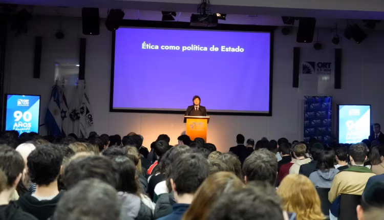 Con guiños a las elecciones y un fuerte operativo de seguridad: cómo fue la hermética charla de Javier Milei en una escuela secundaria