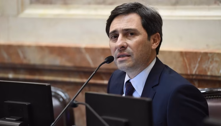 El jefe del bloque PRO en el Senado relativizó la negociación con LLA y cuestionó el programa económico: “Está complicada la calle”