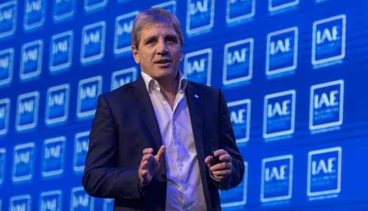 Caputo cambió de estrategia: cuál es la nueva modalidad que usará para conseguir dólares en el mercado local