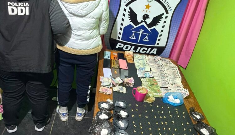 Secuestraron cocaína y un arma frente a una escuela en Rivadavia