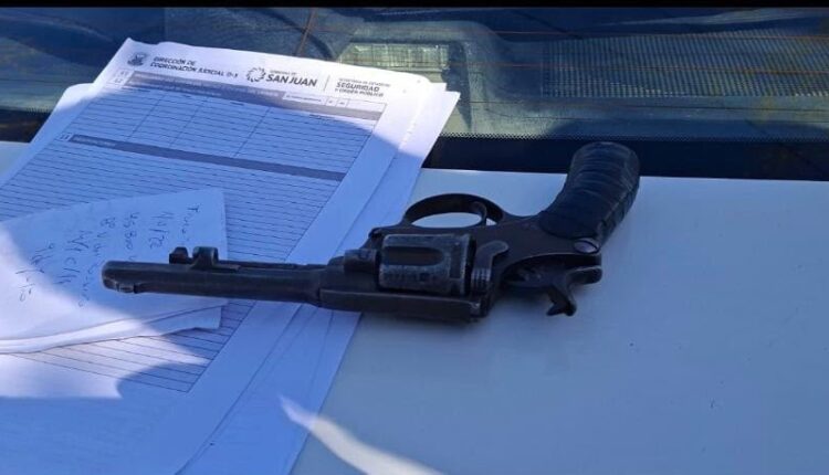 Detuvieron a un joven tras hallarle un revólver durante un control en el Barrio CGT