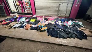 Frustran robo a un local de ropa en Chimbas: detienen a tres jóvenes con la mercadería