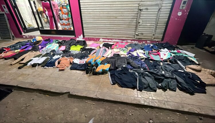 Frustran robo a un local de ropa en Chimbas: detienen a tres jóvenes con la mercadería