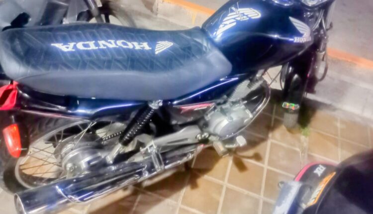 Recuperaron una moto robada y detuvieron a dos hombres con pedidos de captura