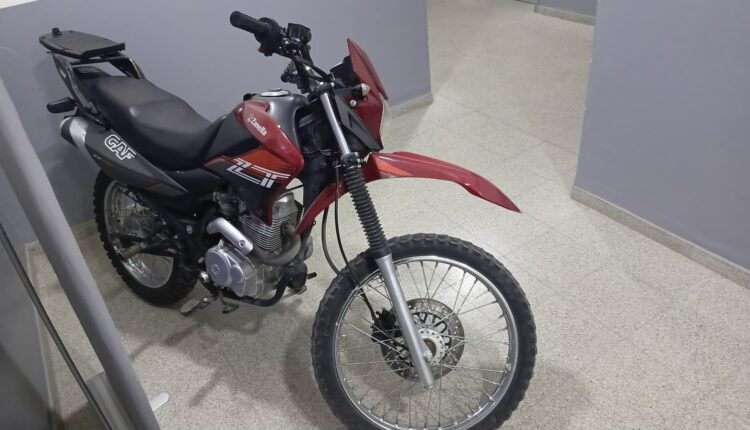 Dos adolescentes fueron aprehendidos tras robar una moto a mano armada en Rawson